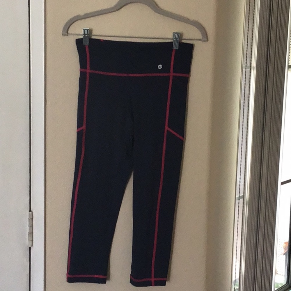 Vineyard Vines ladies cropped legging. NWOT SZ XS